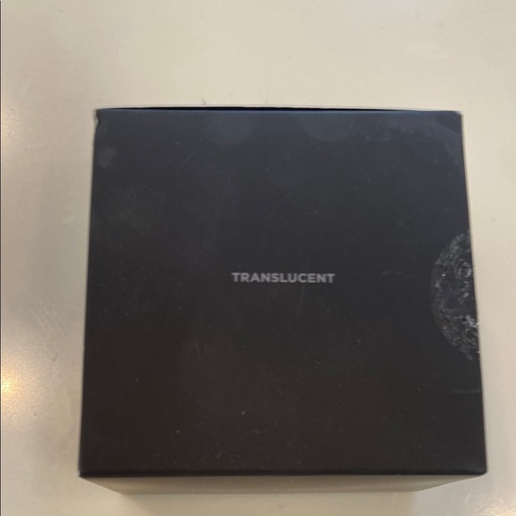 Laura Mercier Setting powder for Flawless Finish - Picture 3 of 13